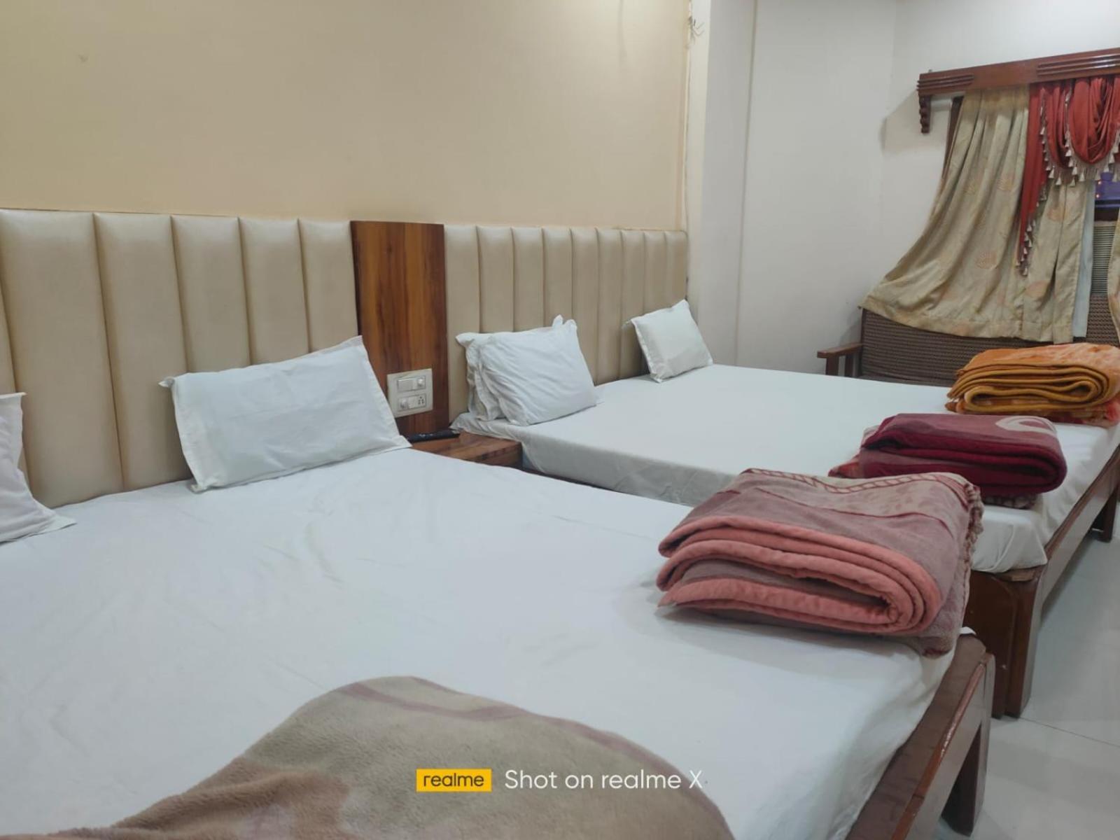 Hotel Pleasure Landmark Ujjain Exteriör bild