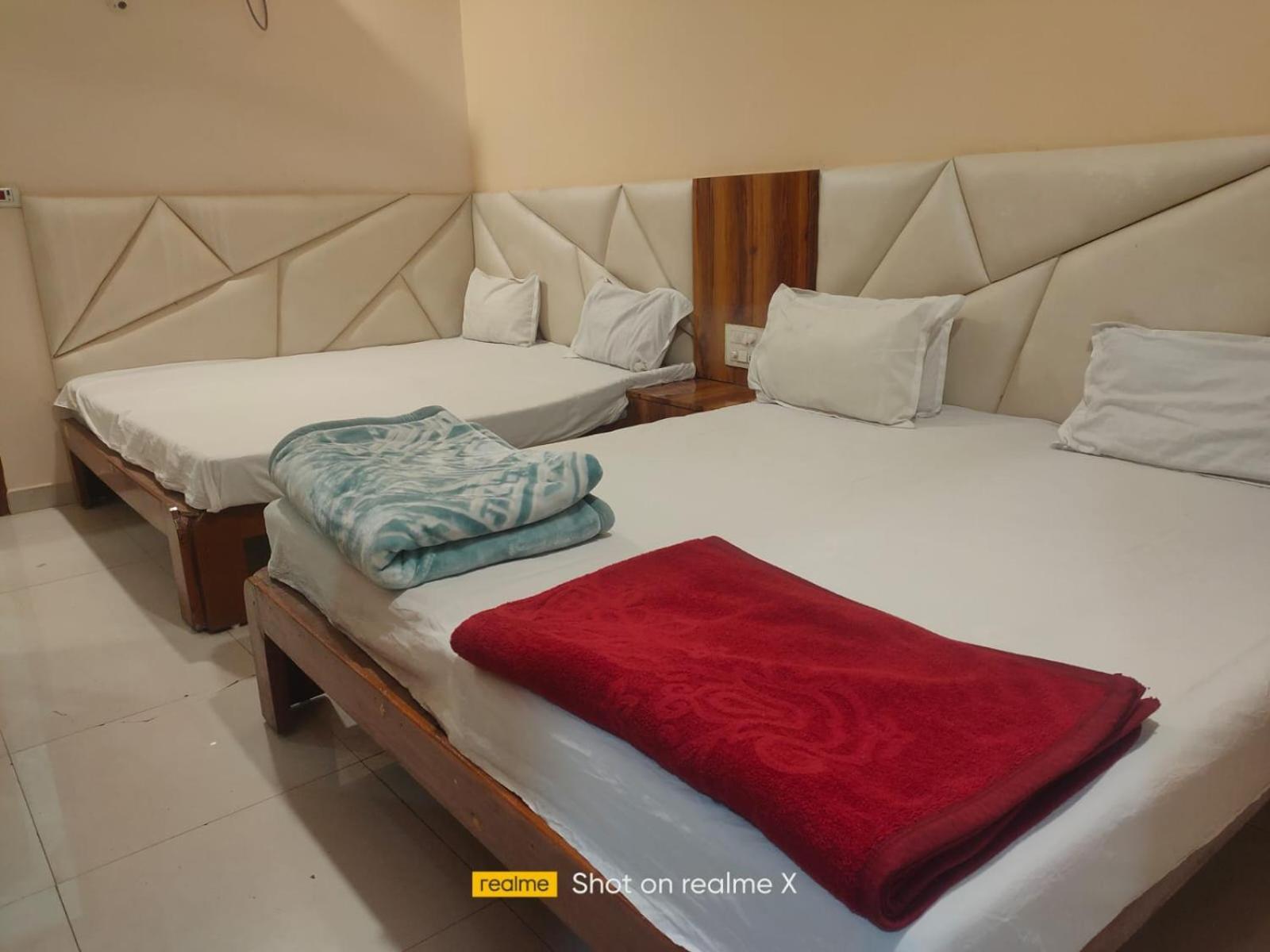 Hotel Pleasure Landmark Ujjain Exteriör bild
