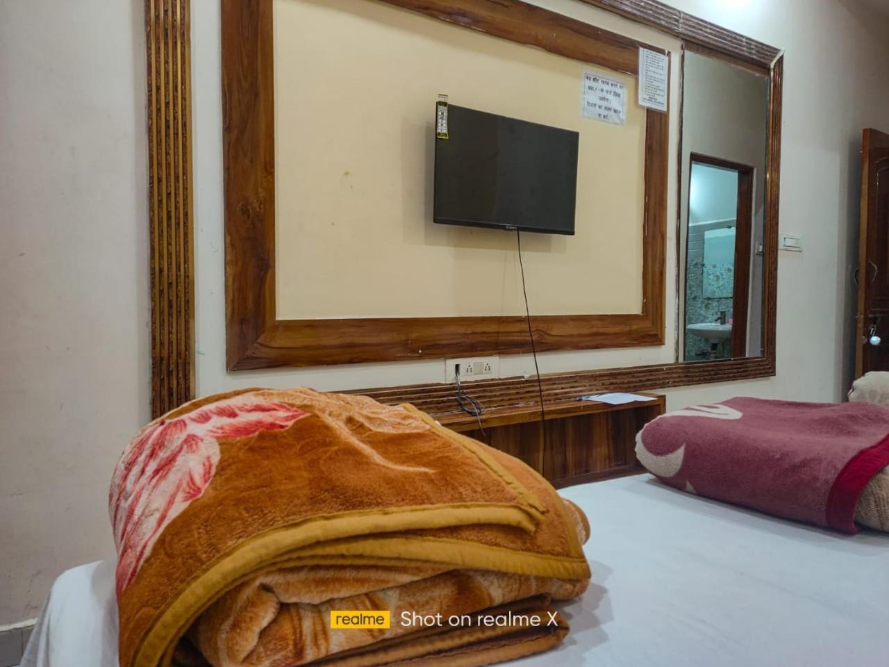 Hotel Pleasure Landmark Ujjain Exteriör bild