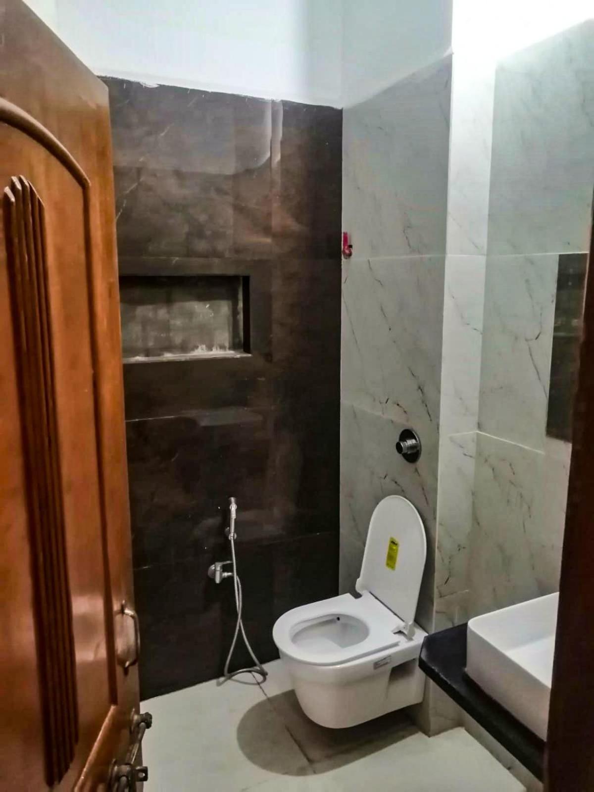 Hotel Pleasure Landmark Ujjain Exteriör bild