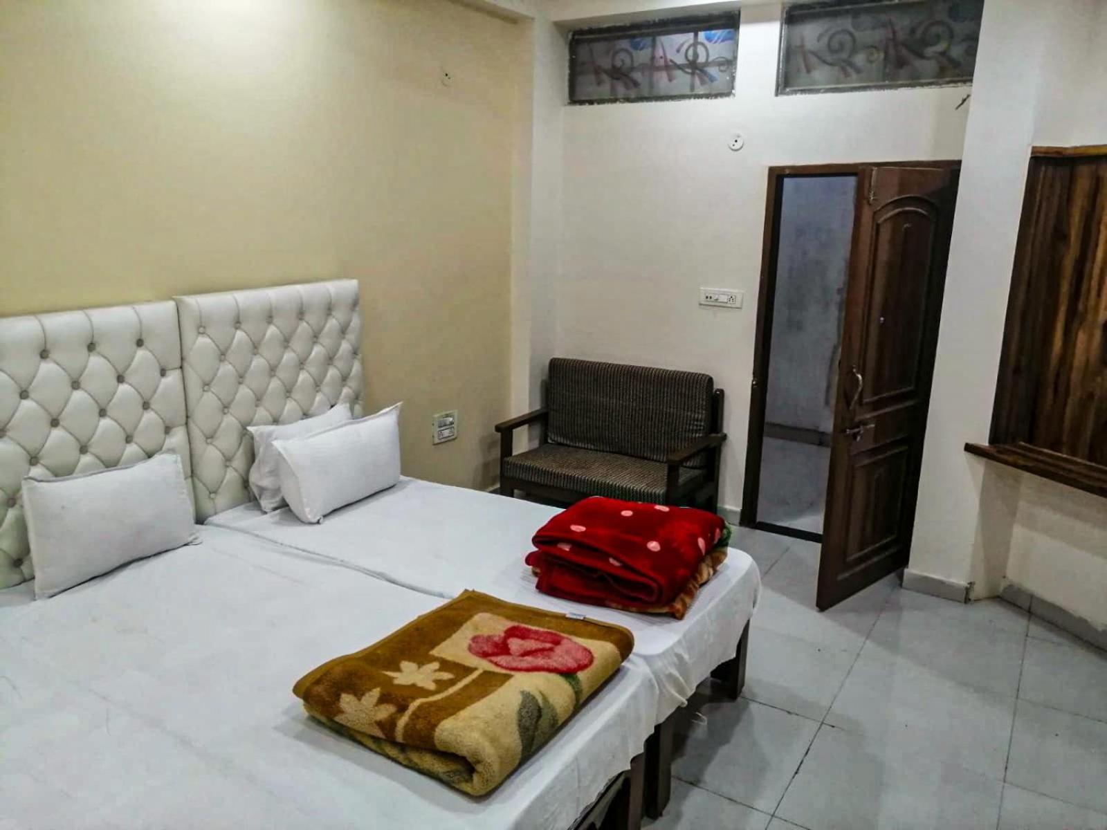 Hotel Pleasure Landmark Ujjain Exteriör bild