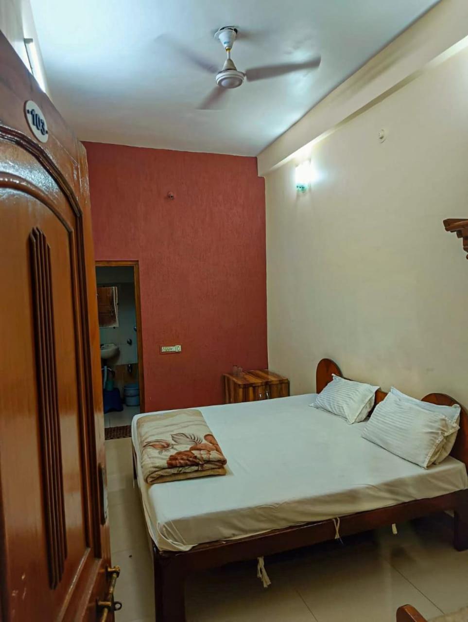 Hotel Pleasure Landmark Ujjain Exteriör bild