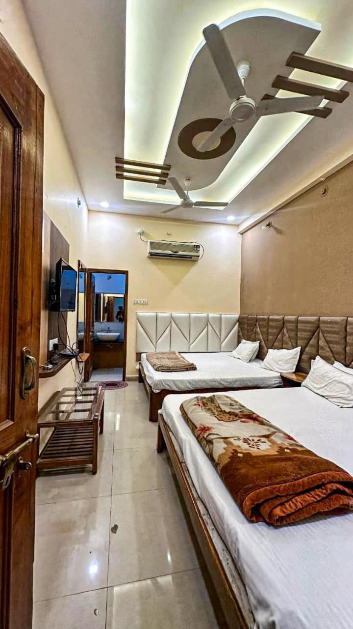 Hotel Pleasure Landmark Ujjain Exteriör bild