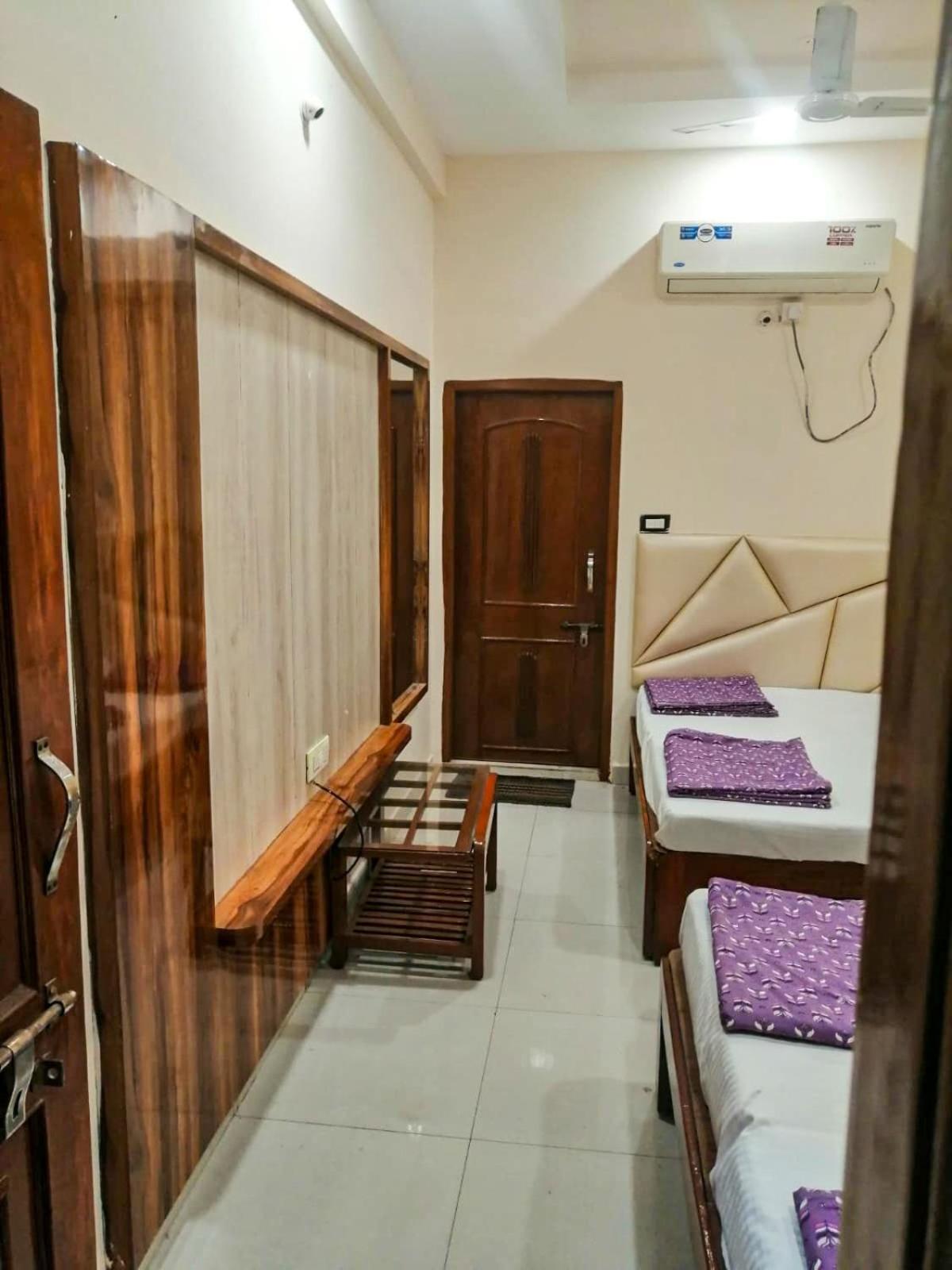 Hotel Pleasure Landmark Ujjain Exteriör bild